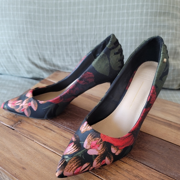 Beautiful embroidered lace high heels - Picture 4 of 8